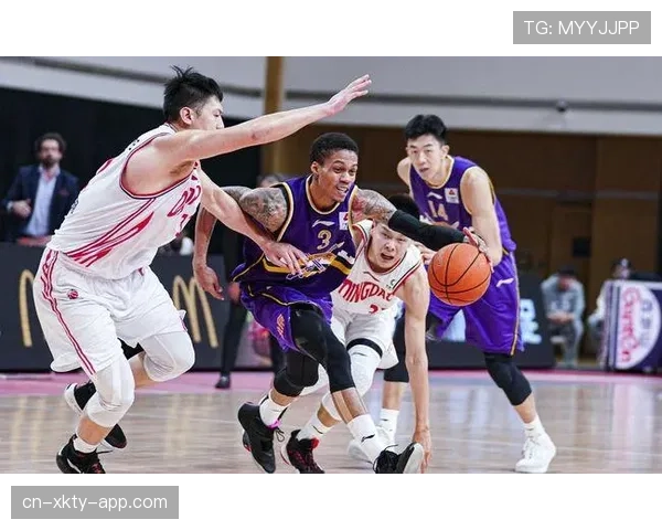 篮球规则解析：如何认定赛场上的两次运球违例